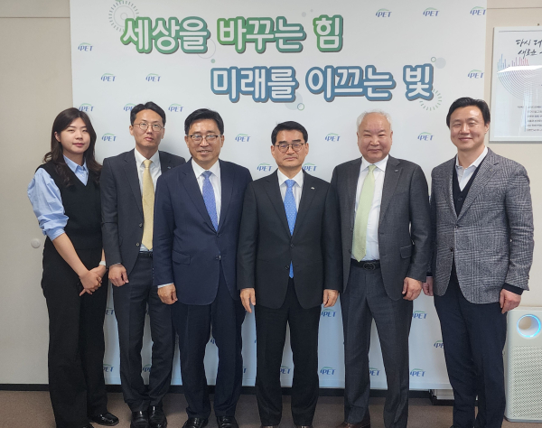 농림식품기술기획평가원 방문 사진 * 한국농수산식품유통공사 김춘진 사장(좌측 3번째), 농림식품기술기획평가원 노수현 원장(좌측 4번째)