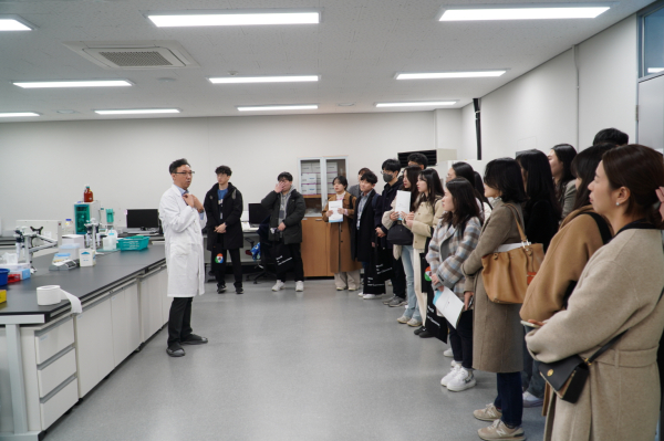 지난 19일 국립한밭대학교 3단계산학연협력선도대학육성사업단(LINC 3.0)이 한국연구재단 신입사원을 대상으로 실시한 산학연계 연구역량 교육훈련 프로그램에서 신입사원들이 국립한밭대 공동실험실습관을 견학하고 관계자의 설명을 듣고 있다.