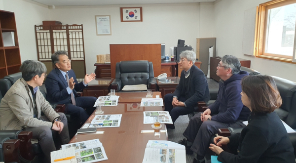 최형욱 시설사업국장(왼쪽에서 두 번째)이 국립민속박물관을 방문하여 국립민속박물관 이전 관련 협력사항을 설명하고 있다