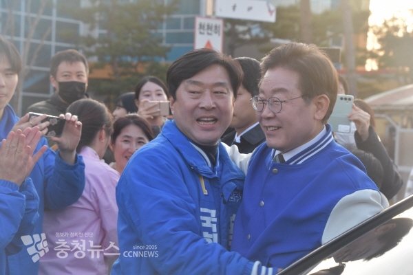 황명선 후보가 논산을 방문한 이재명 대표를 맞이하고 있다. / 조홍기 기자
