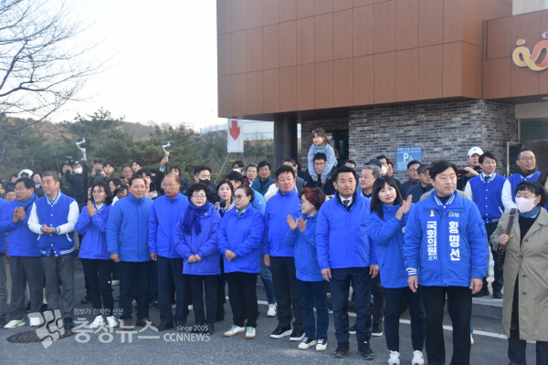 이재명 대표 방문을 기다리는 민주당 인사들 모습