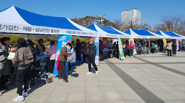 지난  21일 중앙호수공원 원형광장에서 전개된 비만예방 캠페인 홍보 모습