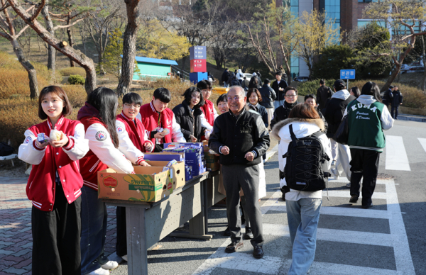 지난 21일 한국영상대학교 유재원 총장과 학생회 임원들이 등교케어 행사에서 학생들에게 아침식사를 건네주고 있다.