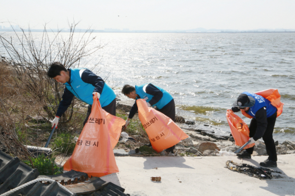 22일, 세계 물의 날 맞아 석문방조제 일원에서 해양 환경 정화 활동 진행 모습