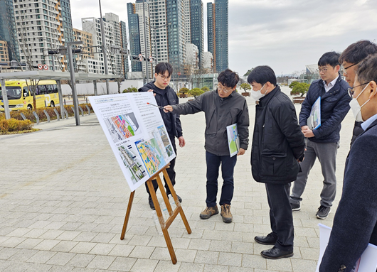 엄정희 행복청 차장(가운데)이 도시상징광장 조성 현장을 방문하여 추진현황을 확인하고 있다.