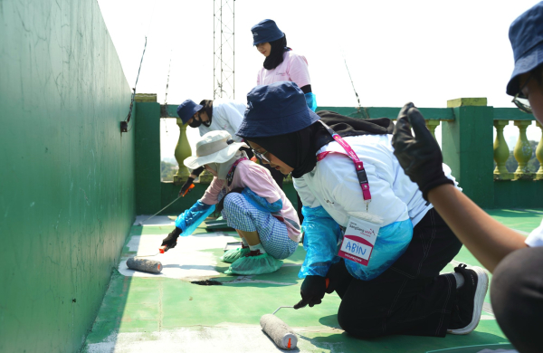 현지 대학생과 관계자로 구성된 봉사자들이 폭염 대비 ‘쿨링 페인트’ 봉사활동을 진행하는 모습