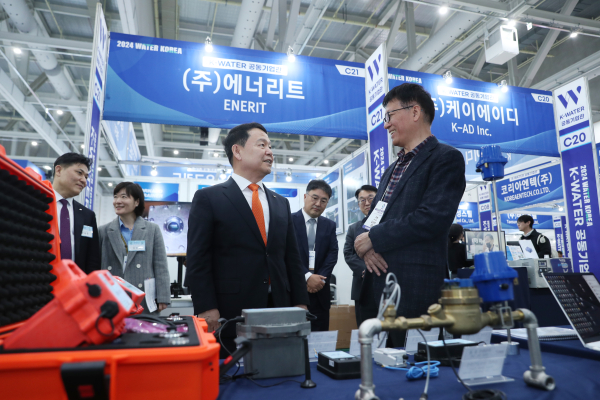 윤석대 한국수자원공사 사장(사진 가운데)이 지난 22일 국내 물산업 분야 대표 전시회인 ‘워터코리아(WATER KOREA)’에서 한국수자원공사 공동 기업관을 찾아 원격누수감시센서를 관람하고 있다