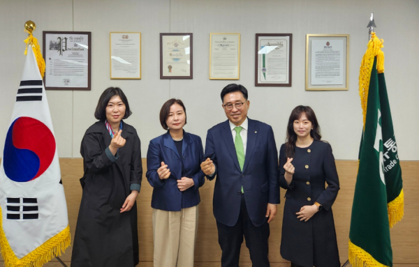 동아시아식생활학회 간담회 기념사진  * 한국농수산식품유통공사 김춘진 사장(우측 2번째), 동아시아식생활학회 윤기선 회장(우측 3번째)