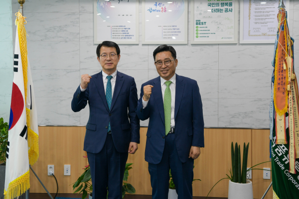 광주지방국세청 간담회 기념사진  * 한국농수산식품유통공사 김춘진 사장(우측), 광주지방국세청 양동구 청장(좌측)