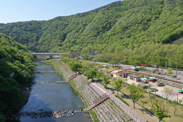 외산 수리바위 캠핑정원