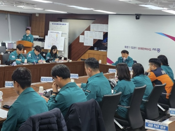 지진 대응절차와 임무 역할을 점검하는 도상훈련 진행 모습