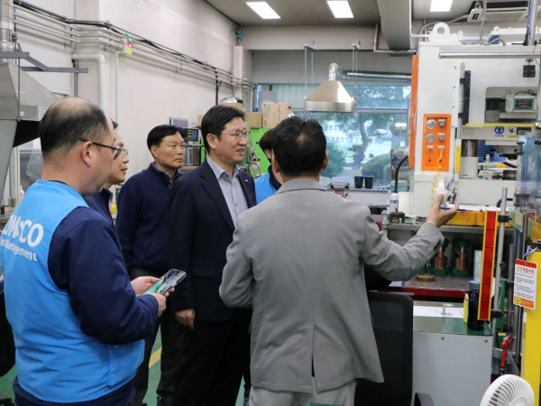 성창훈 사장(가운데)이 특별안전점검을 실시하며, 직원들과 기계 안전성을 확인하고 있다