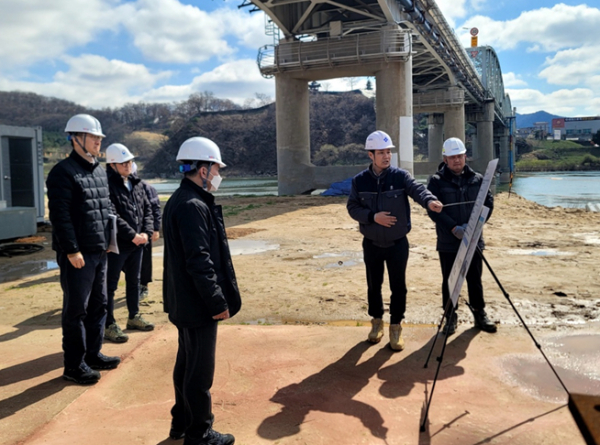 엄정희 행복청 차장(오른쪽에서 세번째)이 제2금강교 공사현장을 방문하여 추진현황을 확인하고 있다