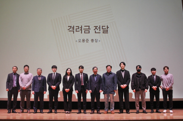 25일 교내에서 ‘2024학년도 학생자치기구 출범식’을 개최하고 오용준 총장이 격려금 전달 후 학생자치기구 대표단과 기념촬영