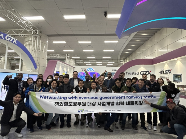 9개국 해외공무원들 및 공단 관계자들이 26일 GTX 홍보관 앞에서 기념촬영을 하고 있다.