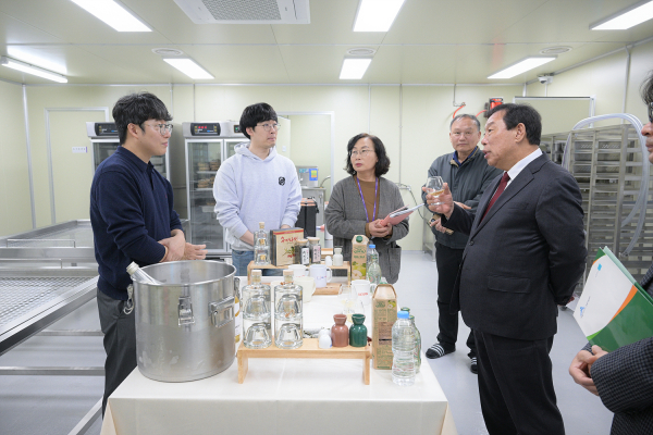 27일, 청년후계농이 운영하는 농업회사법인 백경증류소 방문 모습