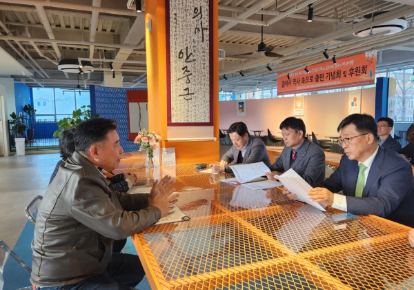 ㈜강동오케익 풍년제과 현장 간담회 사진 * 한국농수산식품유통공사 김춘진 사장(우측 1번째), ㈜강동오케익 풍년제과 강동오 대표(좌측 1번째)