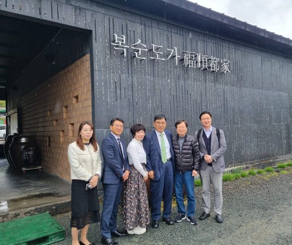 농업회사법인 복순도가(주) 방문 현장 사진 * 한국농수산식품유통공사 김춘진 사장(우측3번째), (농)복순도가(주) 김정식 대표(우측2번째)