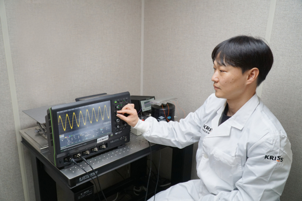 KRISS 이형진 선임연구원이 메타물질의 진동 증폭 영역에서 압전소자에 의해 생산되는 전력을 분석하고 있다.