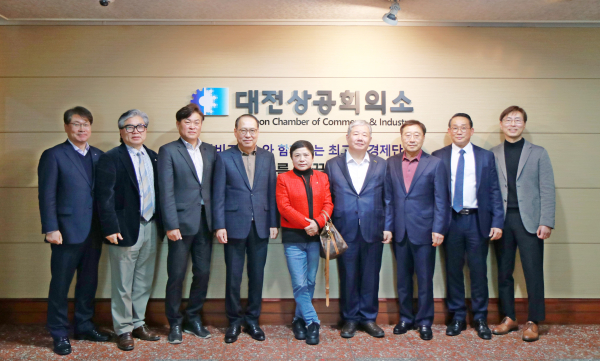 2024년 대전상의 지회 회장단 간담회 후 단체사진