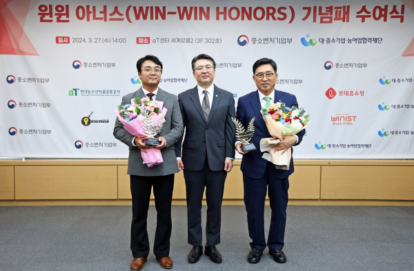 한국농수산식품유통공사 윈윈 아너스 기념패 수여 * (왼쪽부터) 한국농수산식품유통공사 김춘진 사장, 중소벤처기업부 오기웅 차관, 복을만드는사람들(주) 농업회사법인 조은우 대표