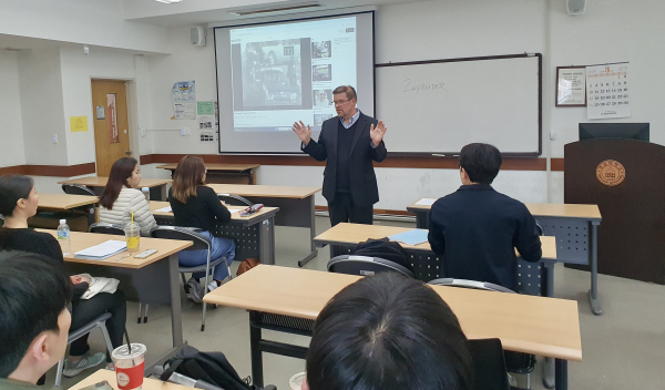 한남대 학생들 대상으로 ‘공모(Conspiracy)’ 주제로 특강 진행 모습