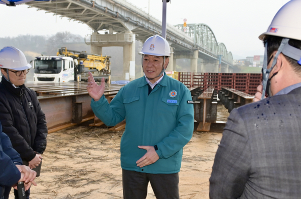 최원철 공주시장, 제2금강교 건설 현장 점검 모습