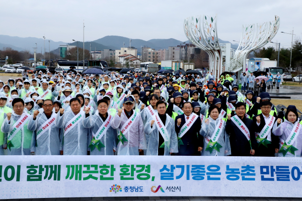 행사전체 참여인원이 기념촬영을 하고 있다.