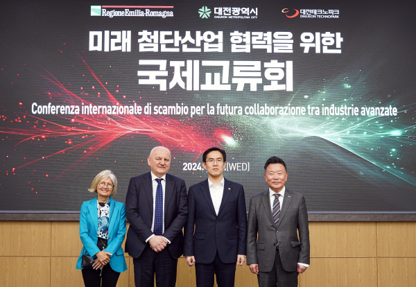 사진 왼쪽부터 에밀리아 카토 주한 이탈리아 대사, 빈첸초 콜라 에밀리아 로마냐 주 부지사, 장호종 대전광역시 경제과학부시장, 김우연 대전테크노파크 원장