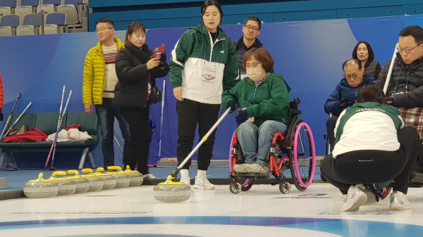 지난 28일 강릉컬링센터에서 진행된 휠체어 컬링 체험