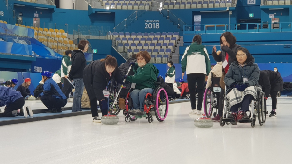 지난 28일 강릉컬링센터에서 진행된 휠체어 컬링 체험