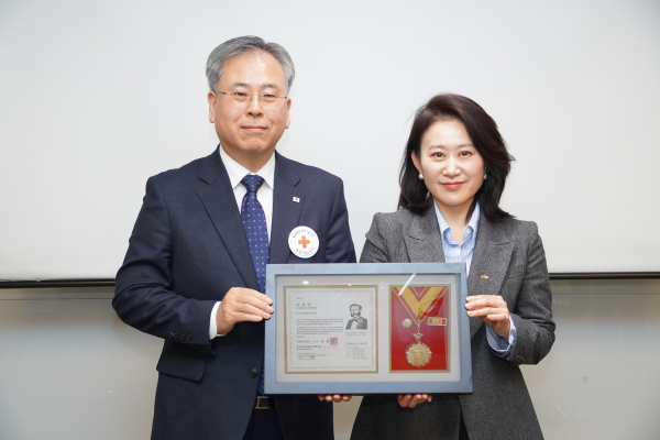 적십자회원 유공장 명예대장 전달 모습. (좌)충남적십자사 우광호 사무처장, (우)한국서부발전 이양희 부장