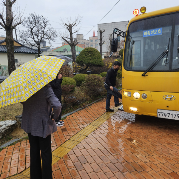 관계기관 합동 점검반이 통학차량 안전점검을 실시하고 있다