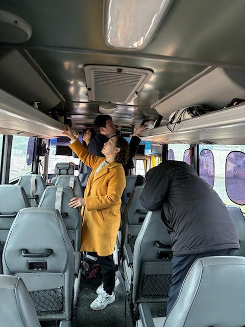 관계기관 합동 점검반이 통학차량 안전점검을 실시하고 있다