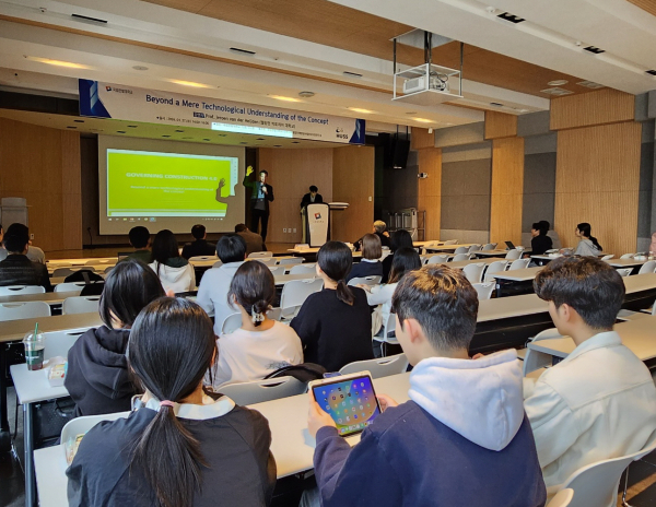 지난 27일 뉴질랜드 웰링턴 빅토리아대학교 Jeroen van der Heijden 교수를 초청하여 ‘Governing Construction 4.0: Beyond a Mere Technological Understanding of the Concept’를 주제로 특강을 개최했다.