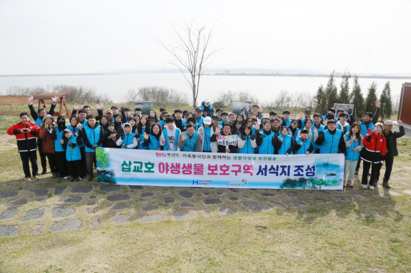 지난달 30일, 해피프리즘 가족봉사단이 우강면 위치한 소들쉼터에서 환경 정화 활동과 나무 식재 활동 모습