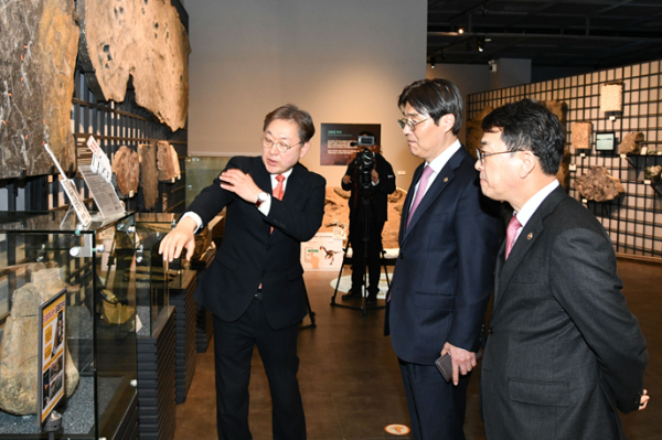 김형렬 행복청장(오른쪽에서 두번째)이 천연기념물센터 전시관 관계자로부터 전시물에 대한 설명을 듣고 있다