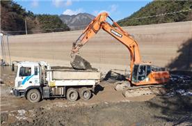 저수지준설사업 현장사진 (적재하는 모습)