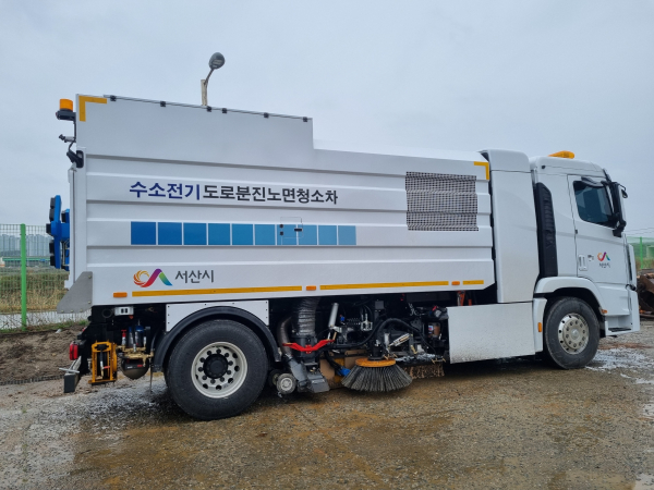 4월 초 본격 운행할 예정인 친환경 수소전기 노면청소차