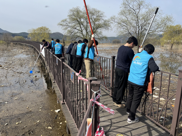 ‘청천저수지 쓰레기 수거 및 환경정화 활동’ 진행 모습