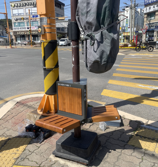 4월 1일 설치가 완료된 서산경찰서 교차로 그늘막 의자