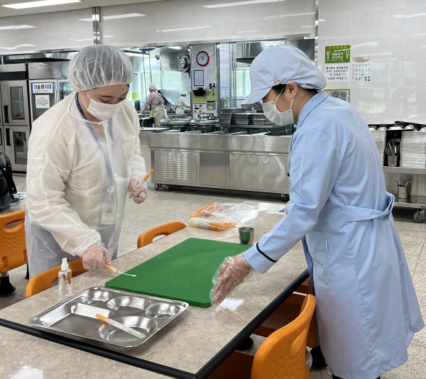 세종시교육청 미생물 검사 담당자가 나성중학교에서 영양교사 입회하에 급식기구 미생물 검사에 필요한 검사물을 채취하고 있다.