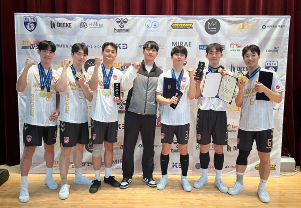 ‘제35회 전국 세팍타크로선수권대회’가 열린 강원 횡성군 횡성국민체육센터에서 목원대 세팍타크로부 선수들이 우승 기념패 등을 들고 기념촬영을 하고 있다.