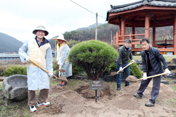 국가철도공단 이성해 이사장(왼쪽 첫 번째)이 3일 기념수인 반송을 심고 있다.