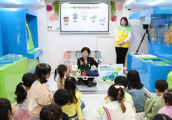 4일, 한화진 환경부 장관이 대전장대초등학교 1학년 학생들에게 푸름이 이동환경교실과 연계한 환경교육 실시 모습