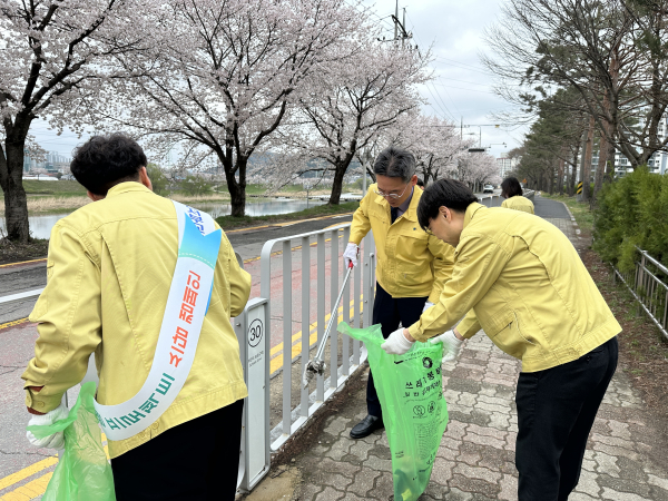 ‘나무심기’와 함께 쓰레기를 담으며 걷는‘쓰담걷기’ 행사 모습
