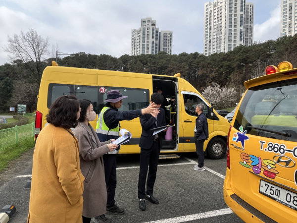세종시교육청, 세종시청, 세종남부경찰서, 한국교통안전공단으로 이루어진 합동점검반이 ‘학원 어린이 통학버스 현장점검’ 실시 모습