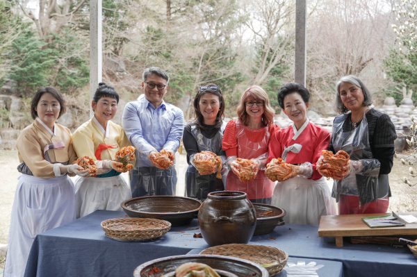 이하연 김치 명인의 김치담그기 체험 클래스 * (왼쪽 3번째부터) 한국농수산식품유통공사 박군식 식품산업육성처장, 험프리스 문화체육회 수키 우드 회장, 주한미군 부사령관 부인 나탈리 크로켓 여사, 이하연 김치 명인, 아르헨티나 막달레나 솔라리 킨타나 전 의원