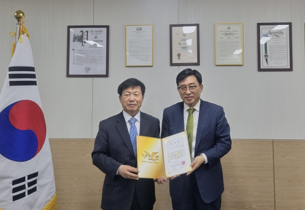 국가 체육 발전 공로 감사장 전달식 * 김춘진 한국농수산식품유통공사 사장(오른쪽), 이각수 (사)세계종합격투기연맹 총재(왼쪽)