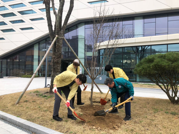 5일, 시립도서관 글사랑 문화공원 일원에서 제79회 식목일 기념 나무 심기